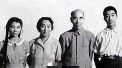 ​林豆豆丈夫张清林，赴温都尔汗祭奠岳父的留影，只为完成妻子心愿