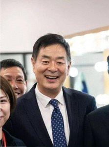 ​66岁濮存昕近照曝光，非常精神不似老人，与粉丝合影太有亲和力