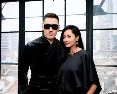 ​53岁胡兵追爱成功，晒甜蜜照庆生疑似官宣？网友：盼了二十年了！