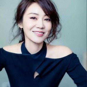 ​2004年，闫妮的丈夫邹伟提出离婚，闫妮不肯离，她觉得孩子还