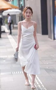 ​街拍穿裙子的美女们，各有千秋！最喜欢第5个和最后一个美女