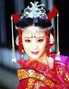 ​成名后低调嫁人，二婚嫁小6岁帅气老公，和前夫生的女儿颜值随她