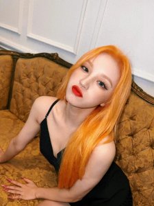 ​宋雨琦半夜微博发写真，网友看了都睡不着，烈焰红唇配金色长发