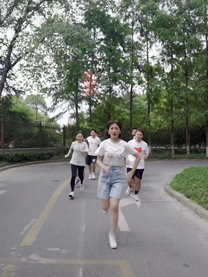 赵雅芝多少岁啊（68岁赵雅芝打篮球活力满满）