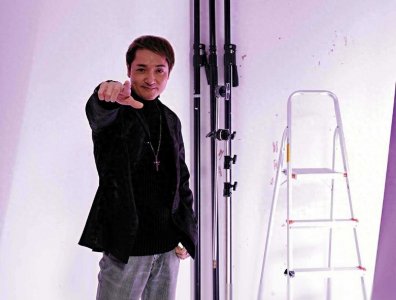 ​香港风月片男星林伟健复出，撞脸顶流小生，曝当众拍亲热戏很痛苦