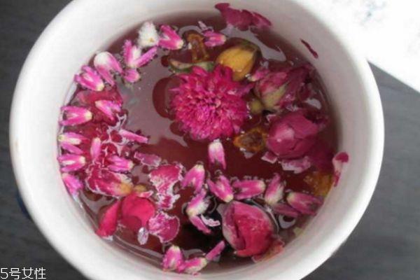 喝玫瑰水有什么好处 玫瑰花泡水喝的禁忌