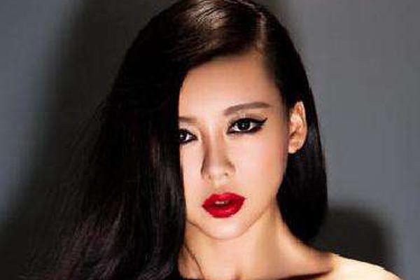 巩新亮以前的照片 华谊想捧的人没有捧不红的