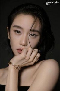 ​嘉人之夜女星争艳：刘亦菲艳压刘诗诗，杨幂重聚时代姐妹花