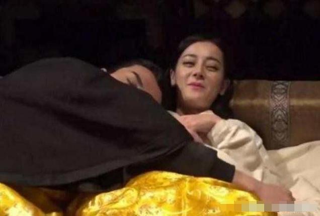 热巴新剧床戏现场照曝光，拍着拍着要睡着了，热巴被搂表情惹人爱