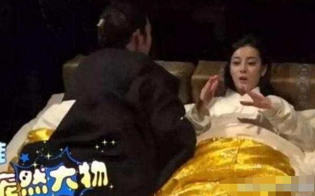 热巴新剧床戏现场照曝光，拍着拍着要睡着了，热巴被搂表情惹人爱