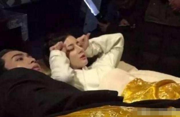 热巴新剧床戏现场照曝光，拍着拍着要睡着了，热巴被搂表情惹人爱