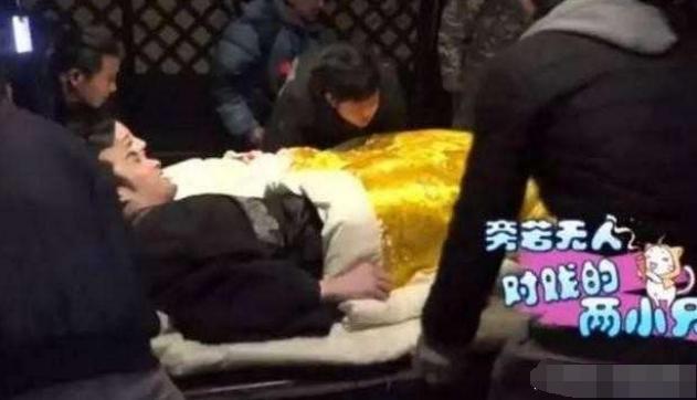 热巴新剧床戏现场照曝光，拍着拍着要睡着了，热巴被搂表情惹人爱