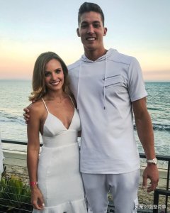 ​NBA球星梅耶斯·伦纳德对妻子有多爱？常在社交平台秀恩爱