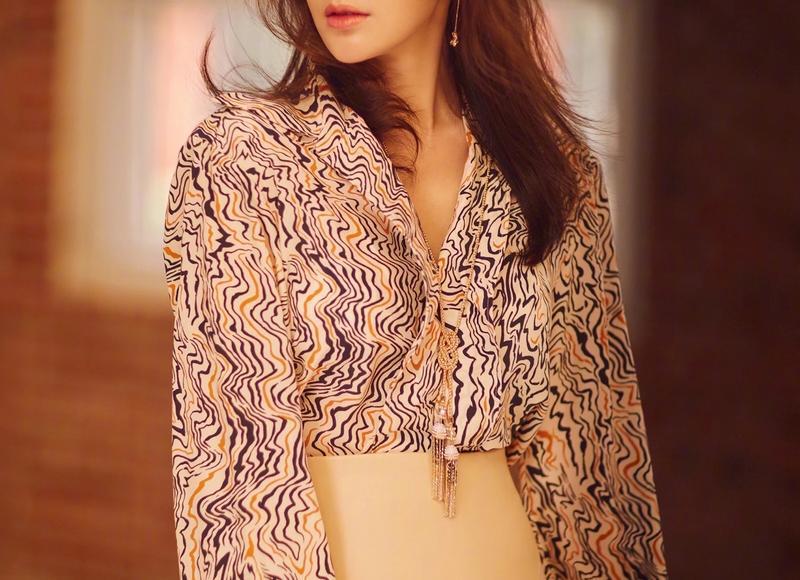 细节判断男同事喜欢你,男同事喜欢你的表现