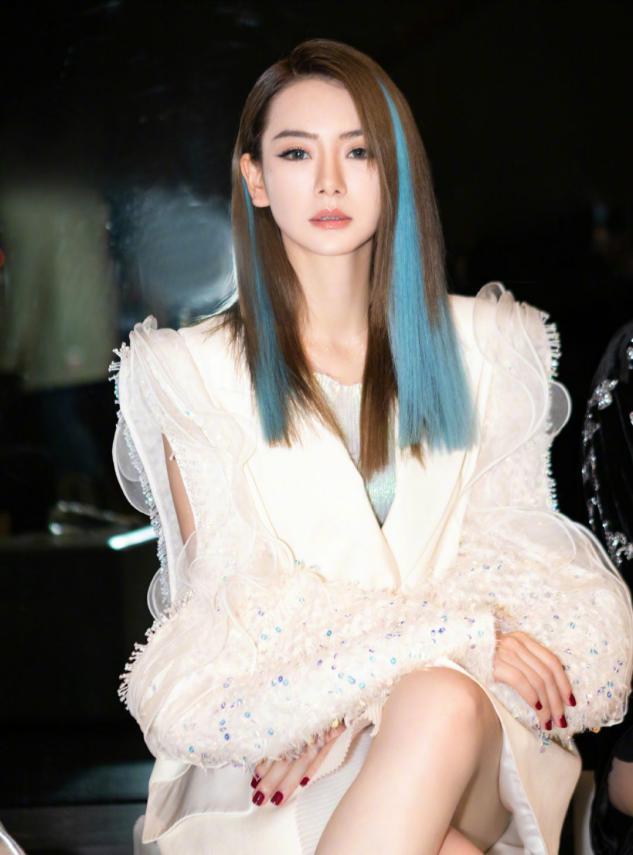 戚薇真是时尚教主，西装拼接网纱袖凸显甜酷风，隐形漂染更吸睛