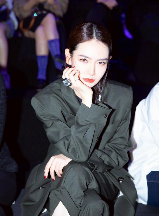 戚薇真是时尚教主，西装拼接网纱袖凸显甜酷风，隐形漂染更吸睛