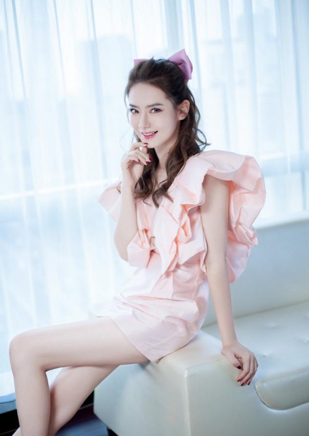 戚薇真是时尚教主，西装拼接网纱袖凸显甜酷风，隐形漂染更吸睛