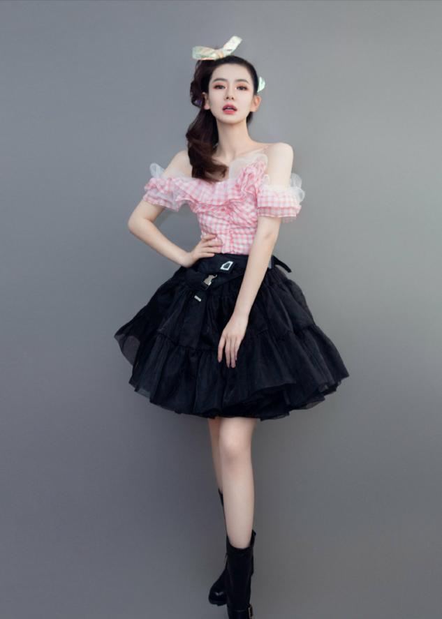 戚薇真是时尚教主，西装拼接网纱袖凸显甜酷风，隐形漂染更吸睛