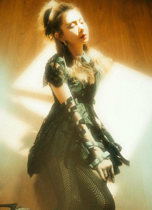 戚薇真是时尚教主，西装拼接网纱袖凸显甜酷风，隐形漂染更吸睛