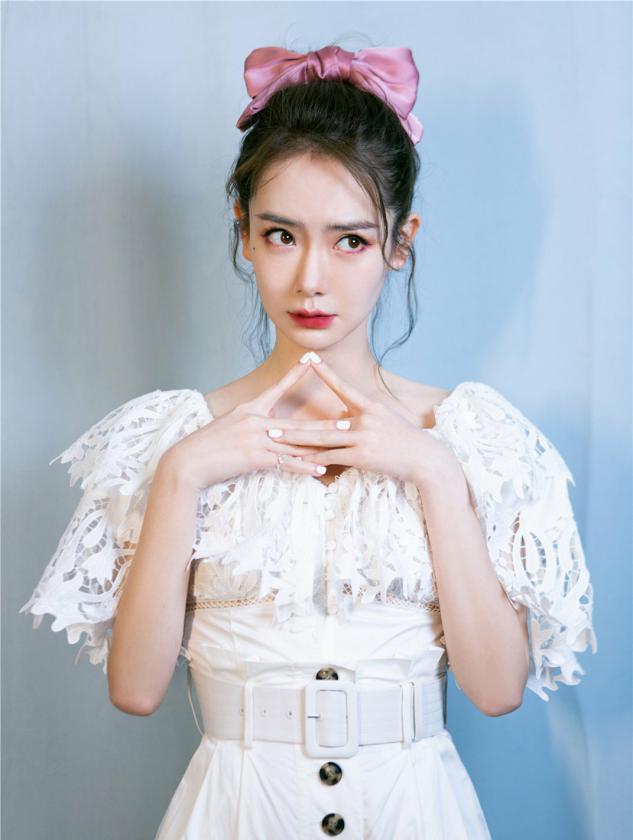 戚薇真是时尚教主，西装拼接网纱袖凸显甜酷风，隐形漂染更吸睛