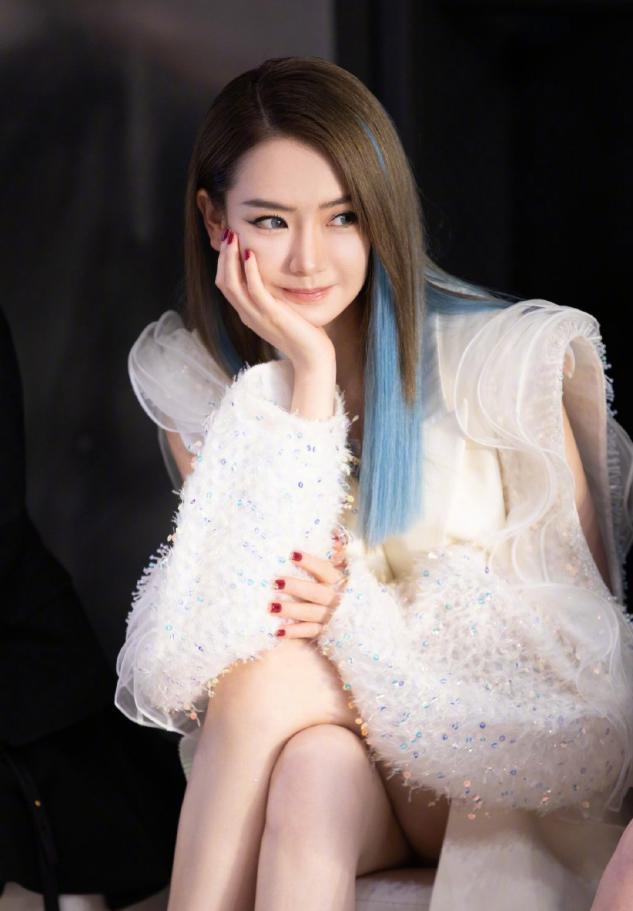 戚薇真是时尚教主，西装拼接网纱袖凸显甜酷风，隐形漂染更吸睛