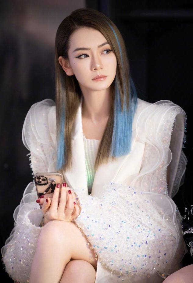 戚薇真是时尚教主，西装拼接网纱袖凸显甜酷风，隐形漂染更吸睛