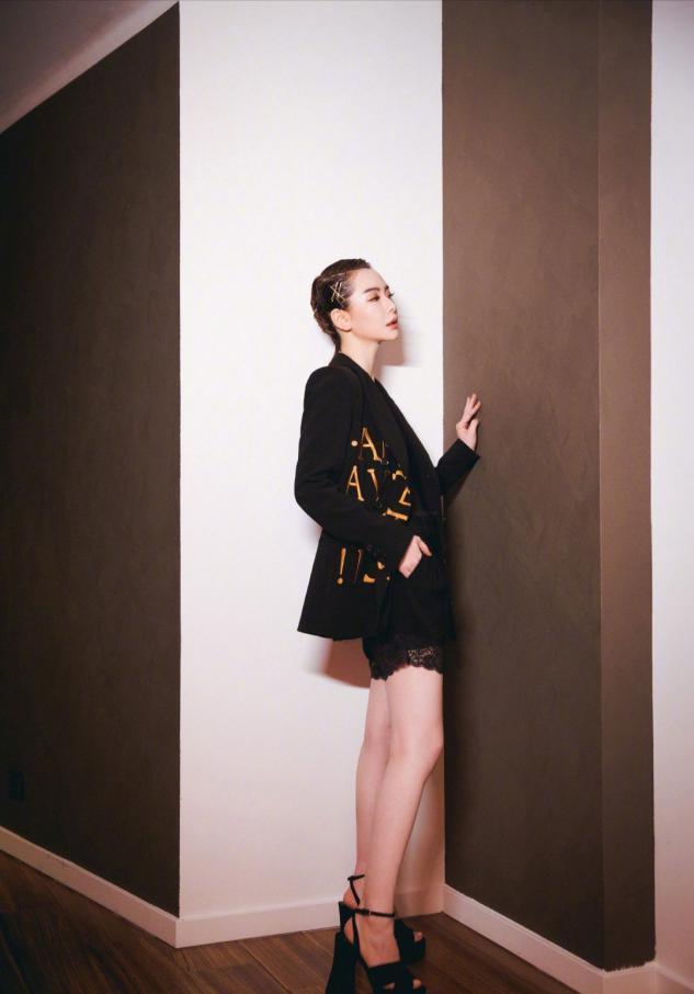 戚薇真是时尚教主，西装拼接网纱袖凸显甜酷风，隐形漂染更吸睛