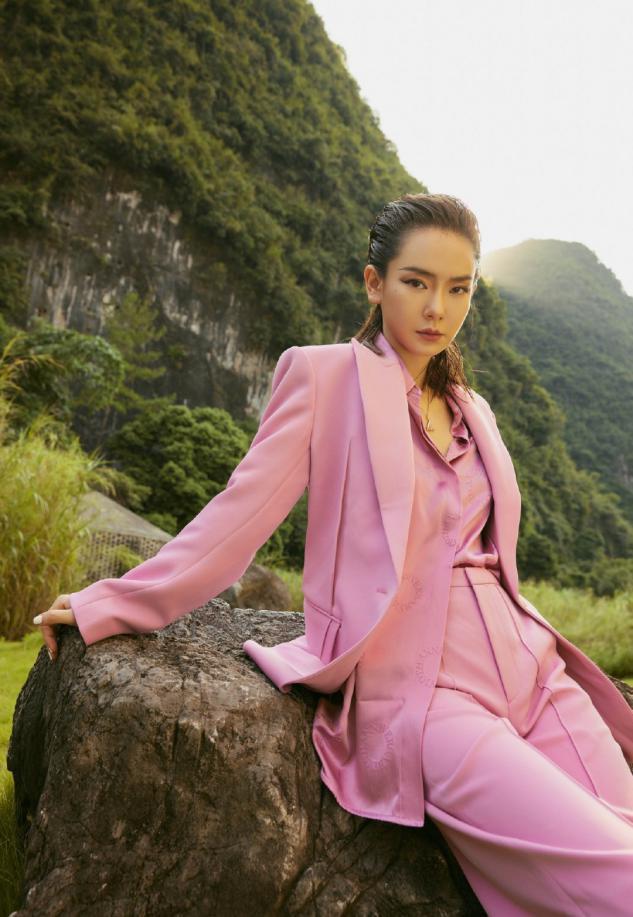 戚薇真是时尚教主，西装拼接网纱袖凸显甜酷风，隐形漂染更吸睛