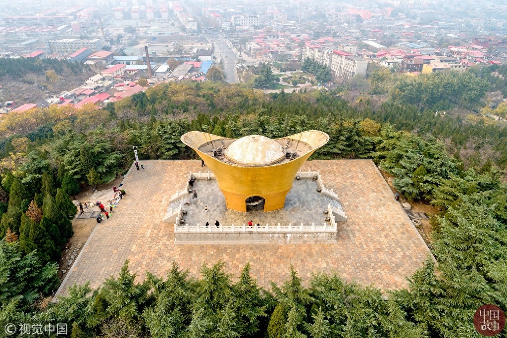 每日纪实精选：重庆一天桥现“空中公厕” 露天如厕不分男女