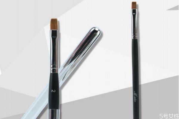 遮瑕刷长什么样子 遮瑕刷和唇刷的区别 遮瑕刷长什么样子 遮瑕刷和唇刷的区别
