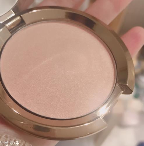 粉色高光适合什么肤色 这种肤色用了粉中透白 粉色高光适合什么肤色 这种肤色用了粉中透白