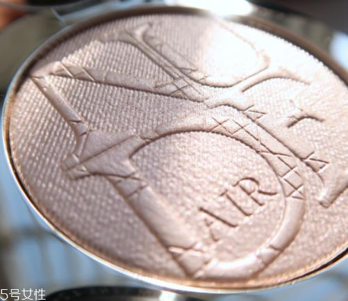 粉色高光适合什么肤色 这种肤色用了粉中透白 粉色高光适合什么肤色 这种肤色用了粉中透白