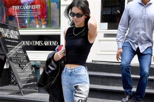 紧身背心配什么裤子好看 紧身背心夏日穿搭 紧身背心配什么裤子好看 紧身背心夏日穿搭