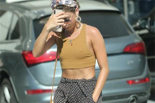 紧身背心配什么裤子好看 紧身背心夏日穿搭 紧身背心配什么裤子好看 紧身背心夏日穿搭