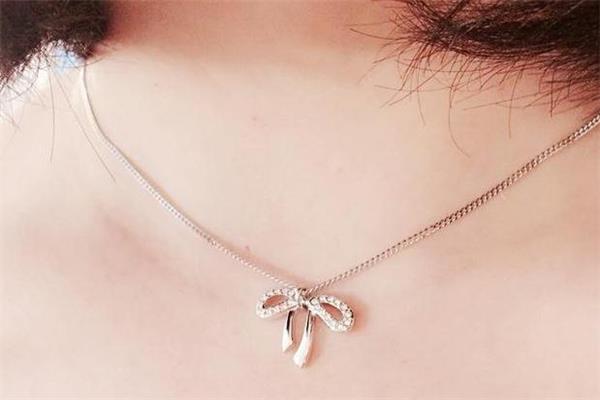 脖子粗戴什么项链好看 脖子粗的人适合戴什么项链 脖子粗戴什么项链好看 脖子粗的人适合戴什么项链