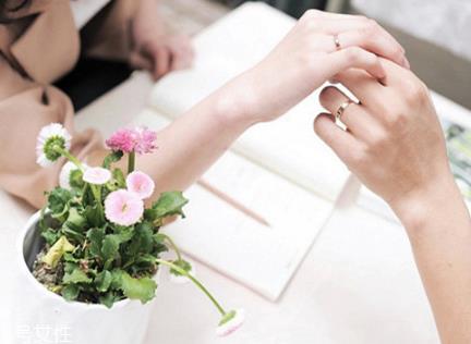 婚戒可以戴中指吗？婚戒能戴在中指上吗？