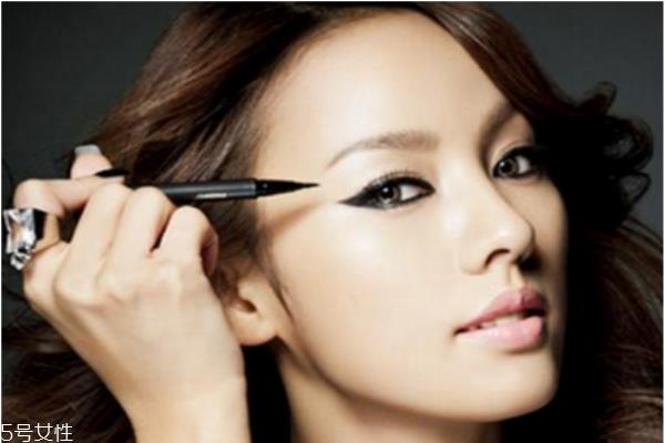 眼线笔笔尖散了怎么办 眼线笔笔头分叉了 眼线笔笔尖散了怎么办 眼线笔笔头分叉了