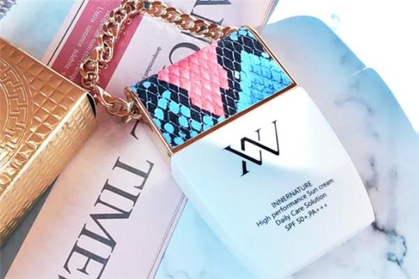 vn铂金包防晒和安耐晒哪个好 热门防晒霜pk vn铂金包防晒和安耐晒哪个好 热门防晒霜pk