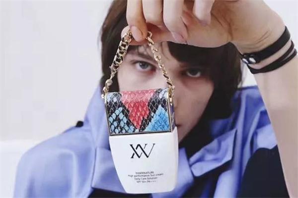 vn铂金包防晒和安耐晒哪个好 热门防晒霜pk vn铂金包防晒和安耐晒哪个好 热门防晒霜pk