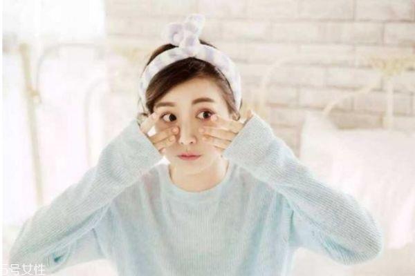 质地黏稠的化妆水补水效果更好吗 关于化妆水的那些事 质地黏稠的化妆水补水效果更好吗 关于化妆水的那些事