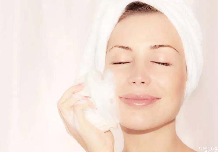 卸妆湿巾可以带上飞机吗 一次性卸妆巾和卸妆水有何区别 卸妆湿巾可以带上飞机吗 一次性卸妆巾和卸妆水有何区别