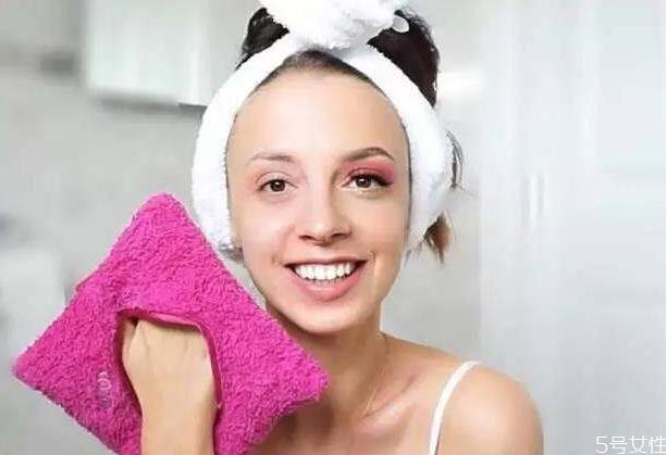 卸妆湿巾可以带上飞机吗 一次性卸妆巾和卸妆水有何区别 卸妆湿巾可以带上飞机吗 一次性卸妆巾和卸妆水有何区别