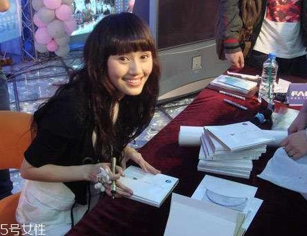 凹眼窝适合什么眼影 珠光眼影提亮眼窝 凹眼窝适合什么眼影 珠光眼影提亮眼窝