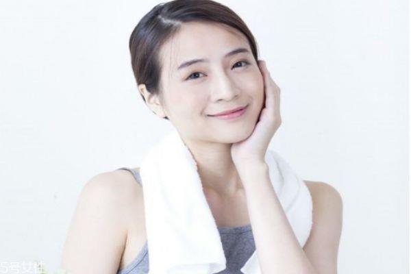 白醋跟洗面奶哪个先用 白醋和洗面奶使用顺序 白醋跟洗面奶哪个先用 白醋和洗面奶使用顺序