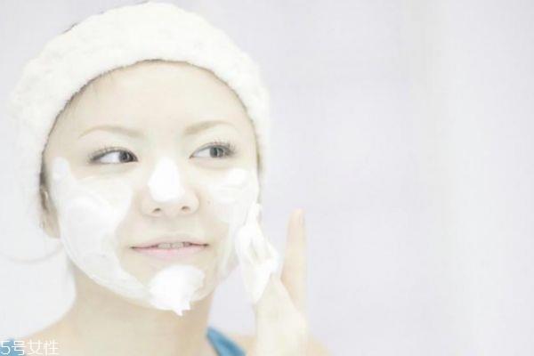 白醋跟洗面奶哪个先用 白醋和洗面奶使用顺序 白醋跟洗面奶哪个先用 白醋和洗面奶使用顺序