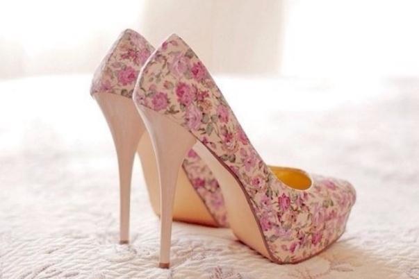 高跟鞋有声音怎么办 怎样避免穿高跟鞋走路时发出声音 高跟鞋有声音怎么办 怎样避免穿高跟鞋走路时发出声音