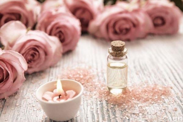 玫瑰精油的作用有什么 什么是玫瑰精油的作用 玫瑰精油的作用有什么 什么是玫瑰精油的作用
