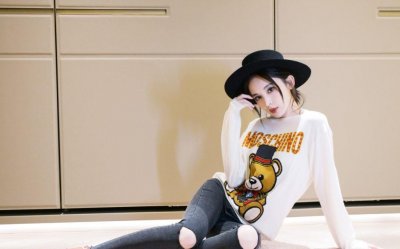 ​古力娜扎颜值简直太能打，牛仔裤配高跟鞋都这么的美