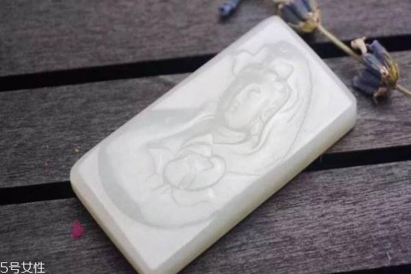 和田玉和翡翠哪个好 带你认识它们 和田玉和翡翠哪个好 带你认识它们