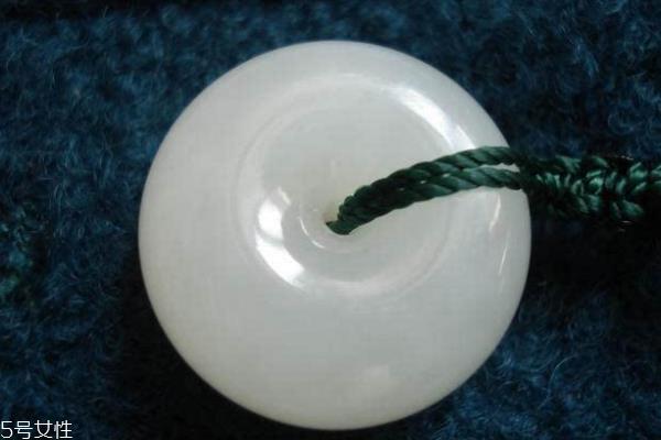 和田玉和翡翠哪个好 带你认识它们 和田玉和翡翠哪个好 带你认识它们